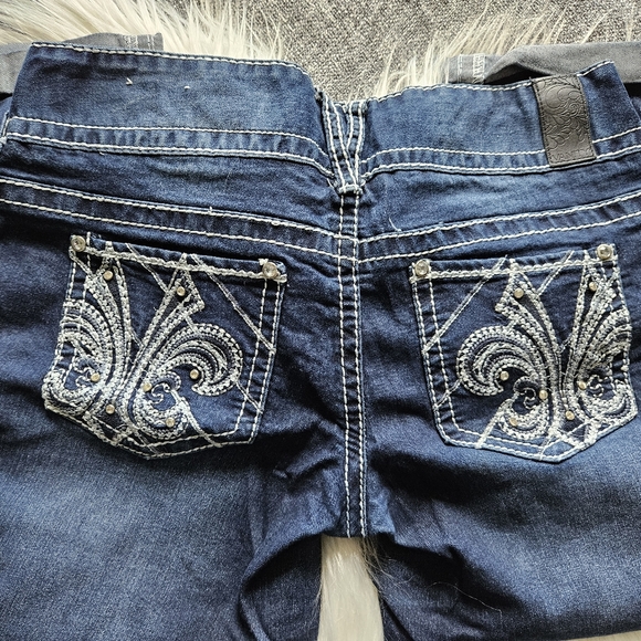 Vanity Distressed Crop Jeans - Picture 3 of 4